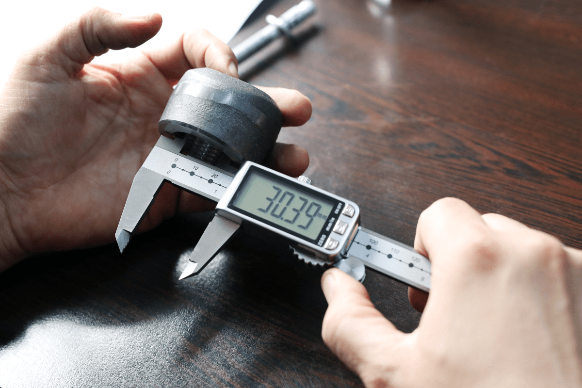 Sztuka pomiaru: jak precyzyjnie mierzyć mikrometrem?