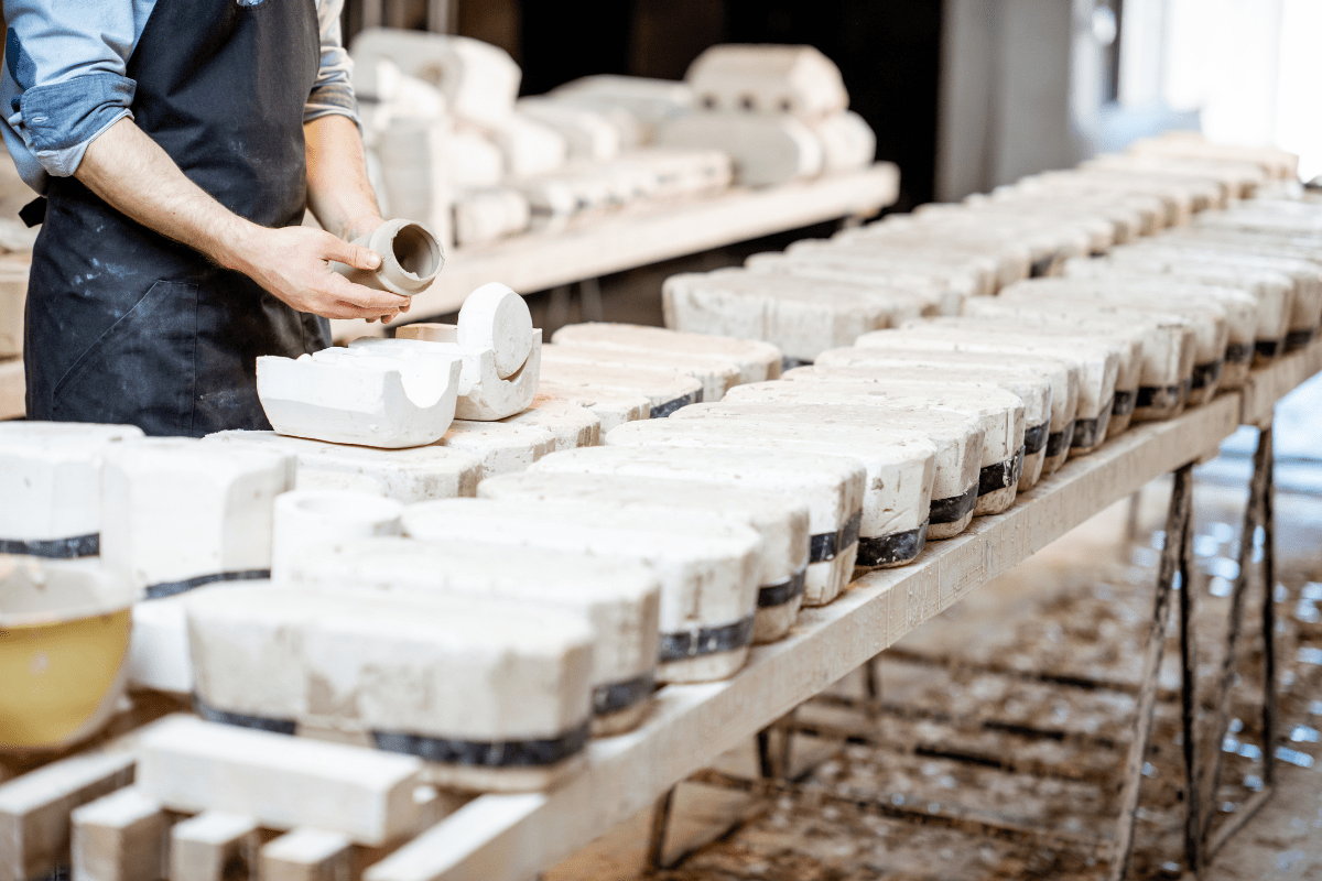 Jak powstaje ceramika: Poznaj proces produkcji od gliny do porcelany