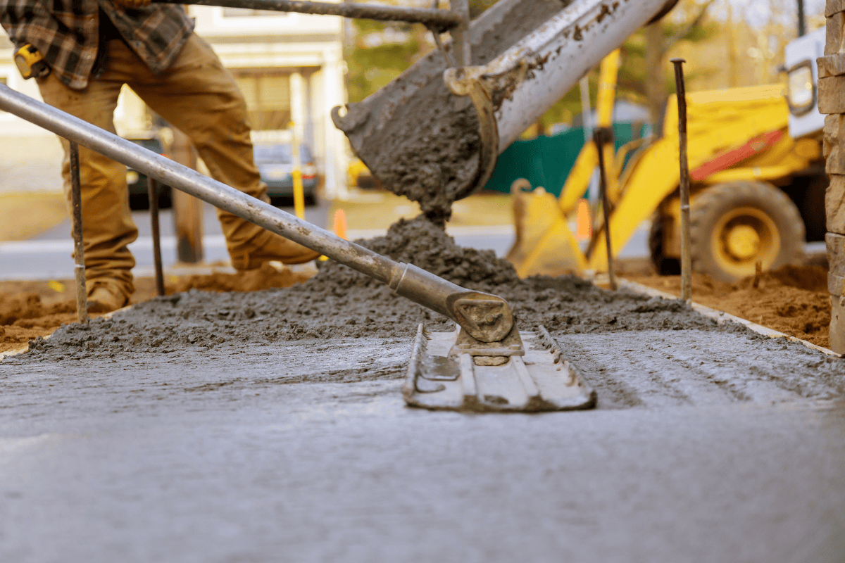 Jak rozrobić beton? Techniki mieszania betonu i proporcje składników