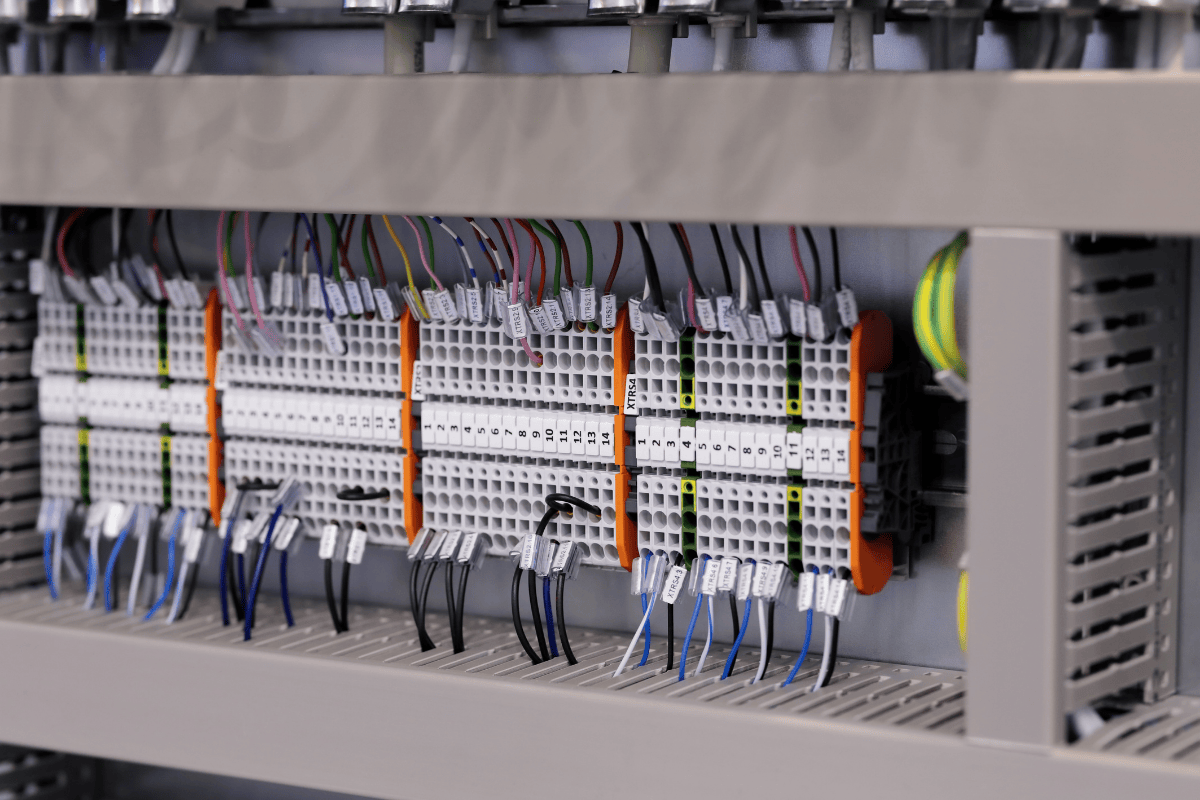 Jak zmodernizować stare maszyny za pomocą nowoczesnych PLC?