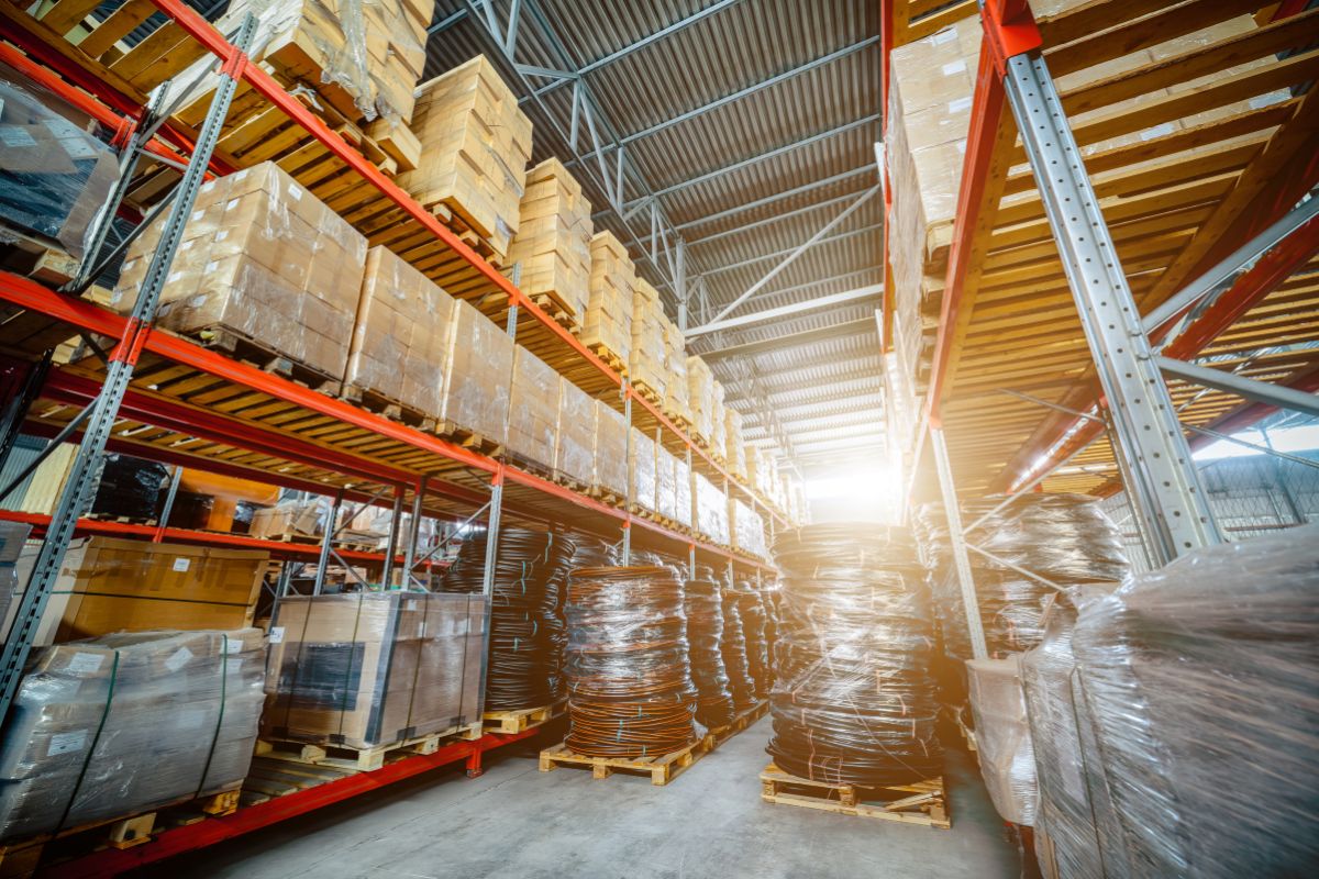 Magazynowanie zewnętrzne dla firmy produkcyjnej. Kiedy się opłaca