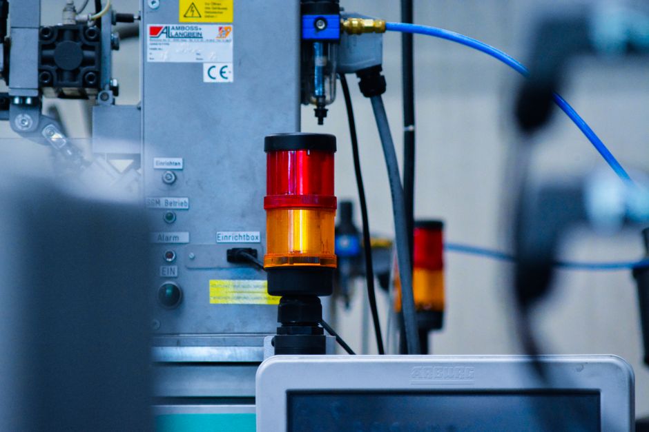 Pętla histerezy w czujnikach i obwodach magnetycznych urządzeń produkcyjnych