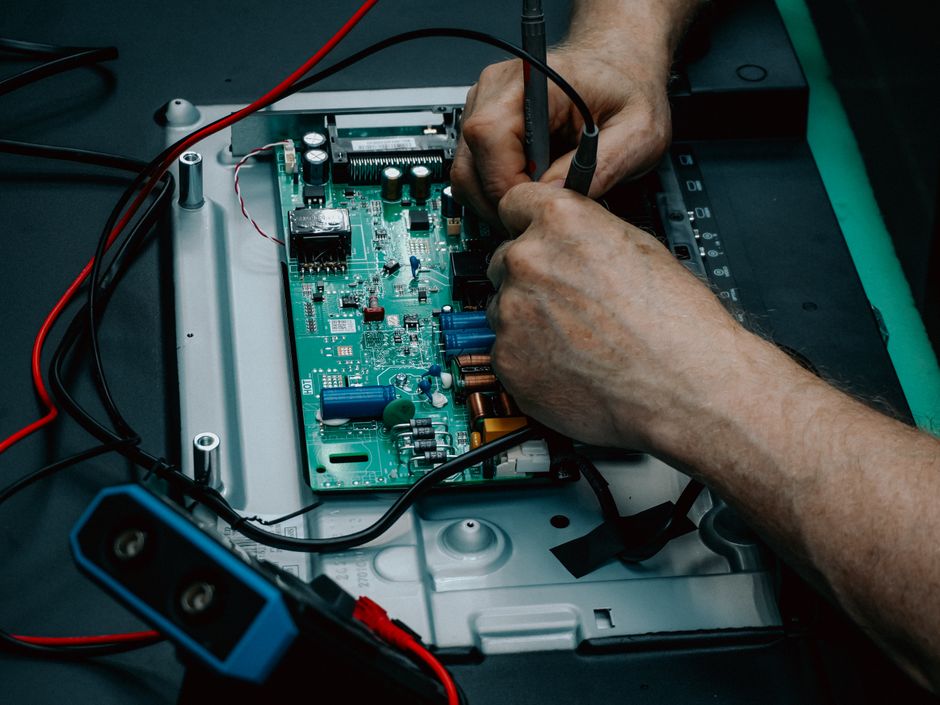 Kod paskowy rezystorów – jak odczytywać wartości oporników w serwisie elektroniki?