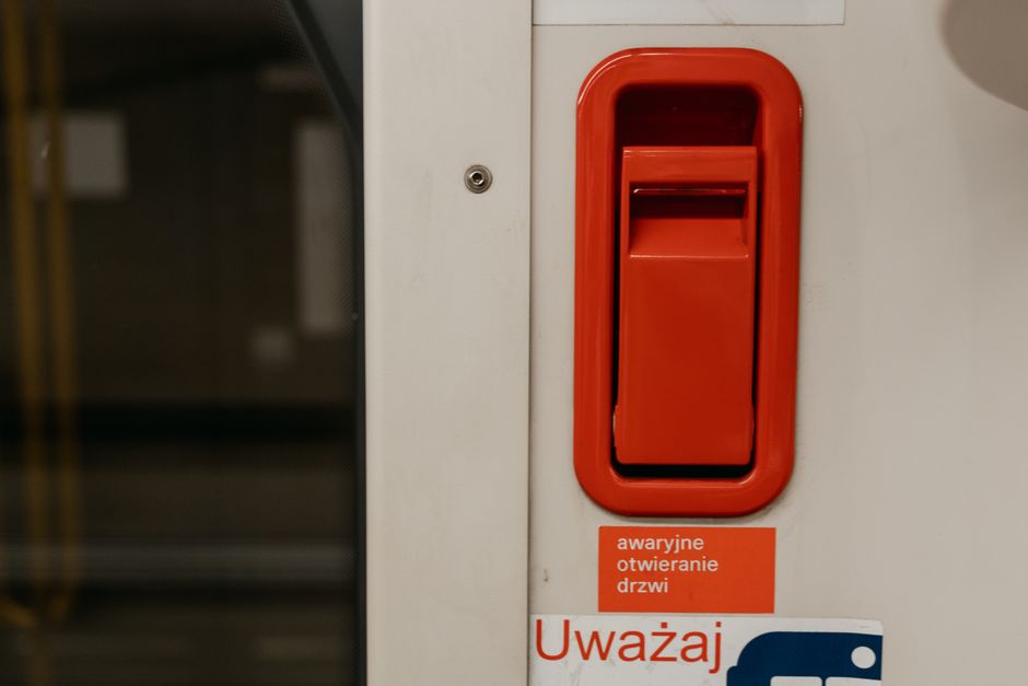 Przemysłowa skrzynka bezpieczników i rozdzielnica zasilająca – jak zaplanować podział obwodów?